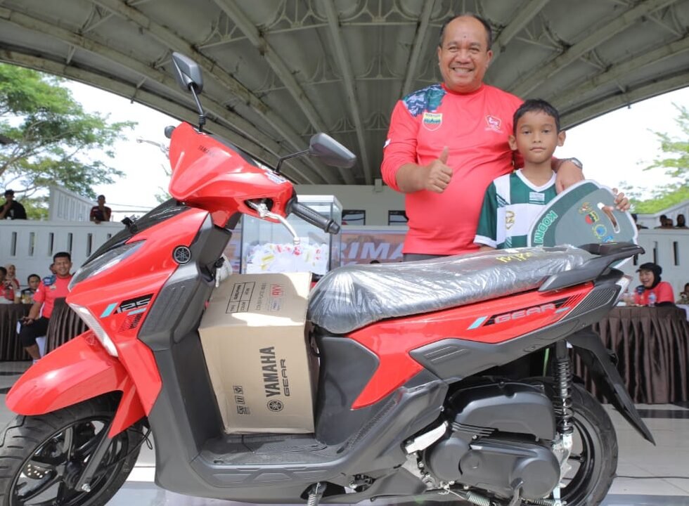Bupati Asahan Taufik Zainal Abidin bersama pemenang Lucky Draw*