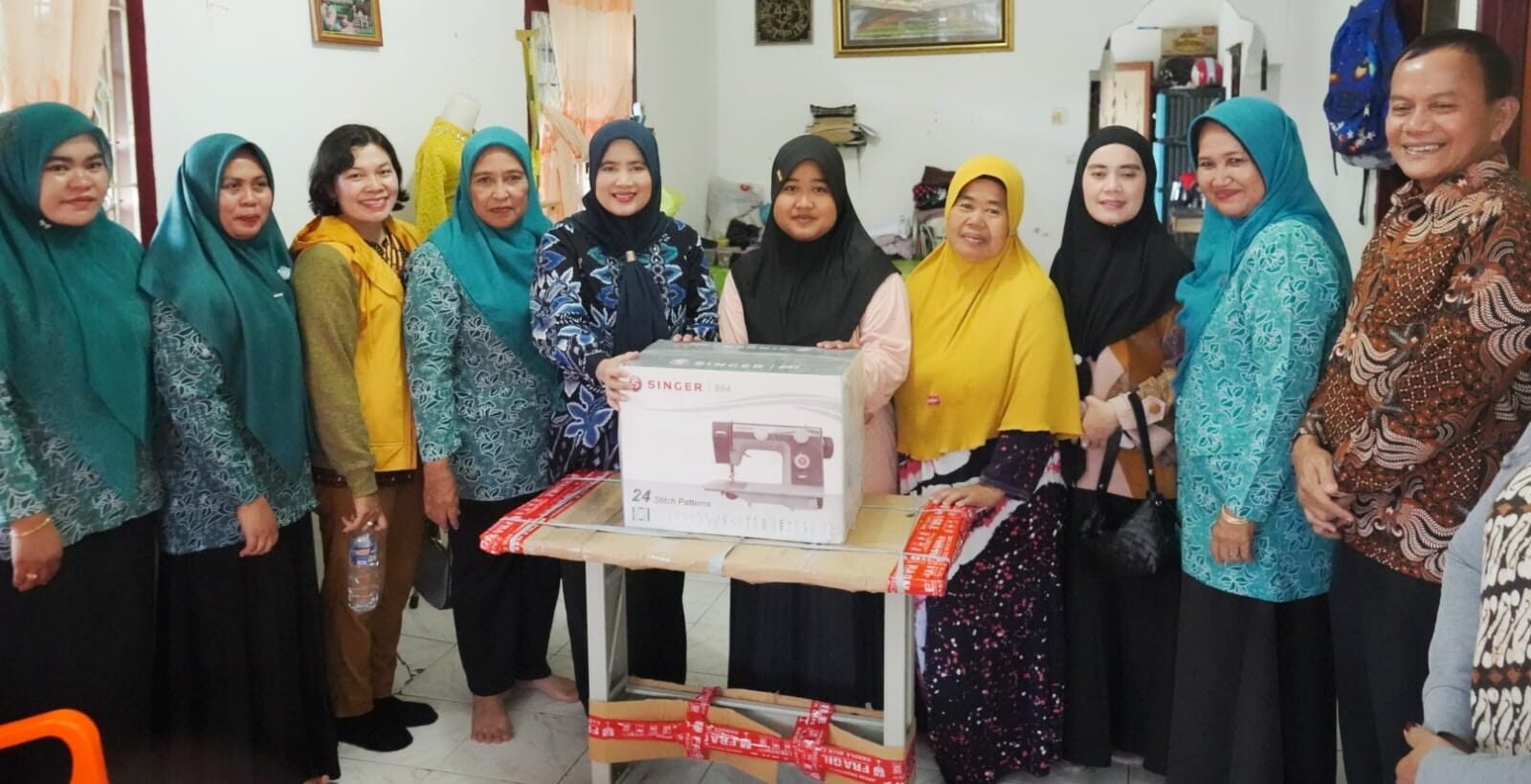 TP PKK Kabupaten Asahan serahkan bantuan mesin jahit kepada salah satu POKLA UP2K.