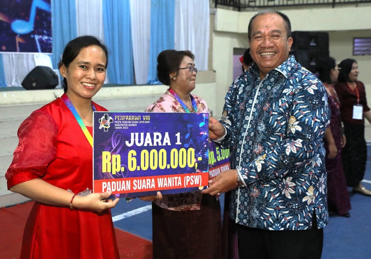 Taufik Zainal Abidin menyerahkan Hadiah Uang pembinaan secara simbolis kepada HKBP Sei Silau  sebagai Juara I 