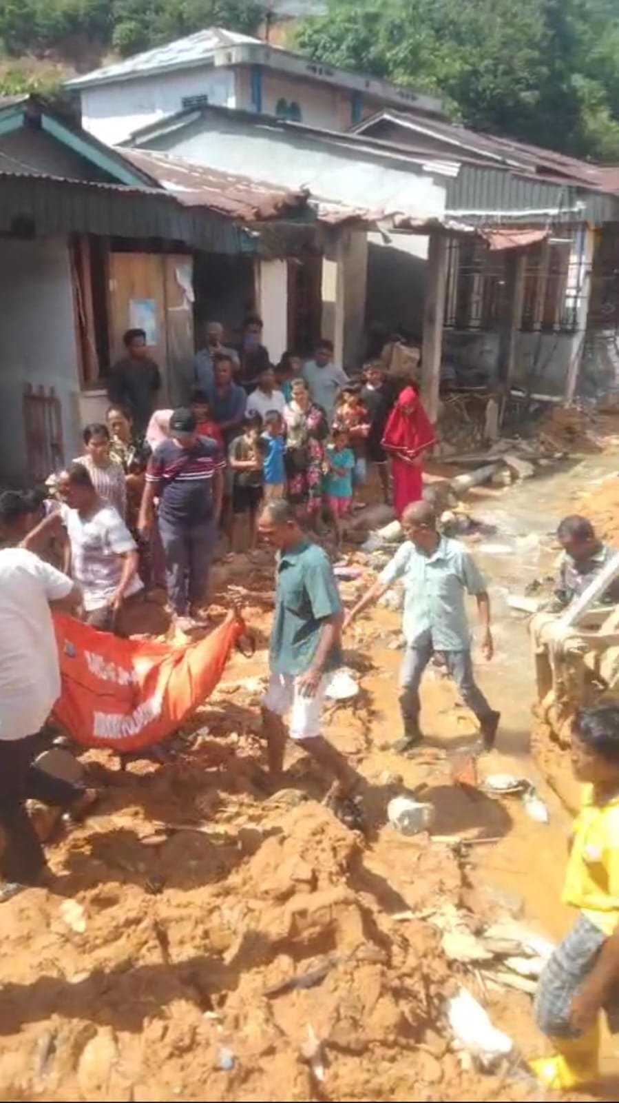 Personil Polres Sibolga bersama Tim gabungan berhasil menemukan korban longsor di Jalan Murai Sibolga (09/12/2025).