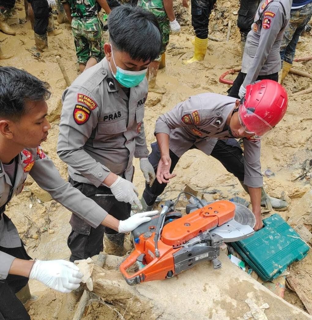 Personil Polres Sibolga bersama Tim gabungan berhasil menemukan korban longsor di Jalan Murai Sibolga (09/12/2025).