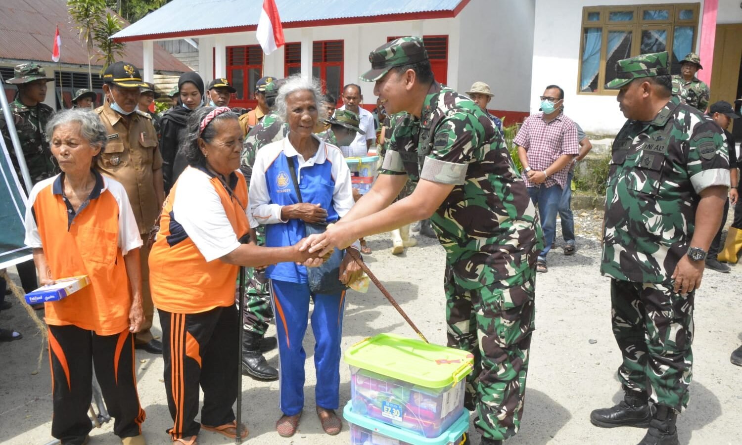 Pangdam l/BB Mayjen TNI Hendy Antariksa saat memberikan bantuan sembako kepada warga di Desa Simaninggir dua, Kecamatan Sitahuis Tapteng, Selasa (23/12/2025)..