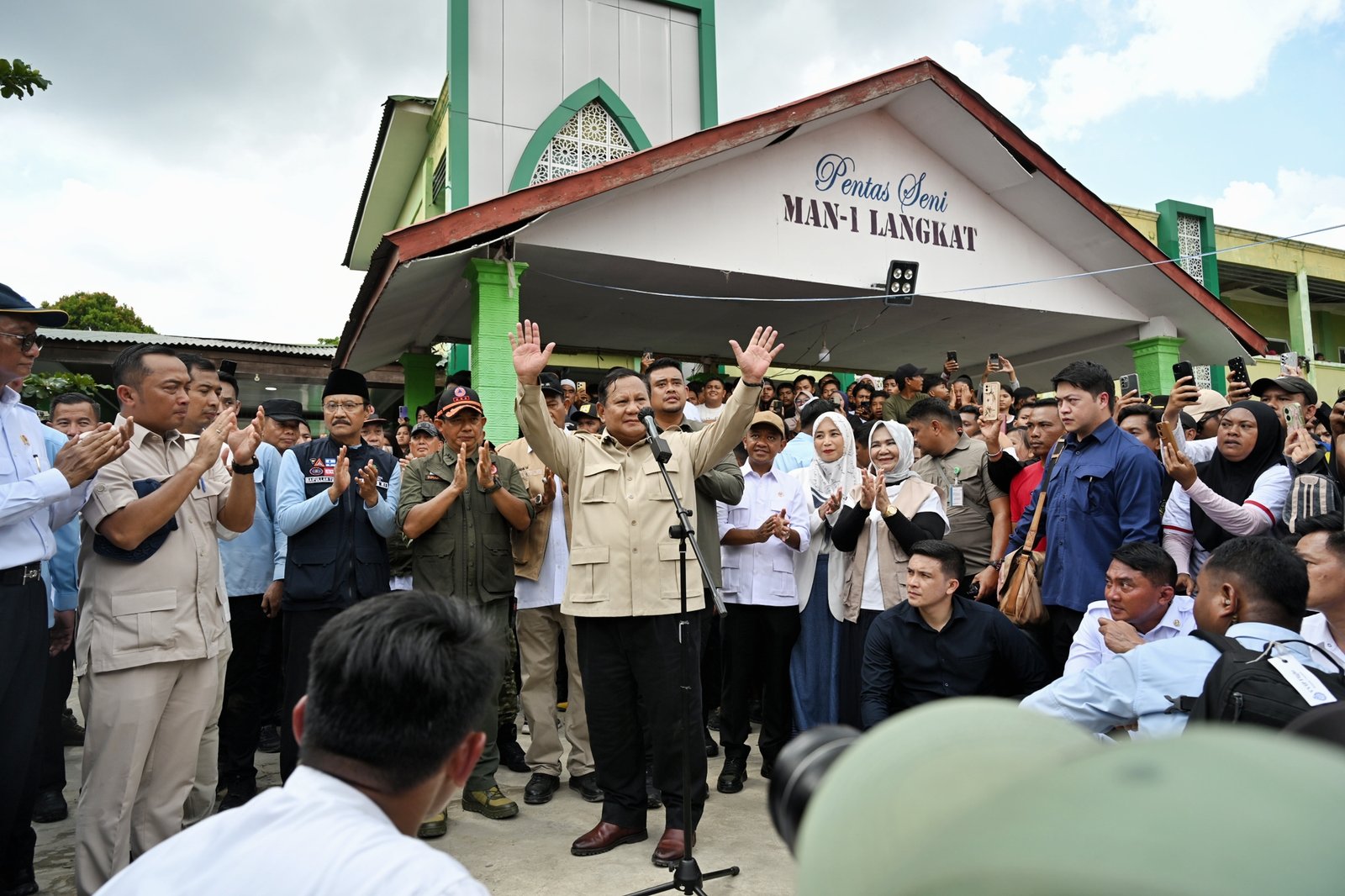 Presiden Prabowo saat setibanya di Kabupaten Langkat.