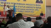 Ketua PWI Sumut, Farianda Putra Siniksaat memberikan sambutan di acara Ujian kenaikkan tingkat anggota PWI Sumut.