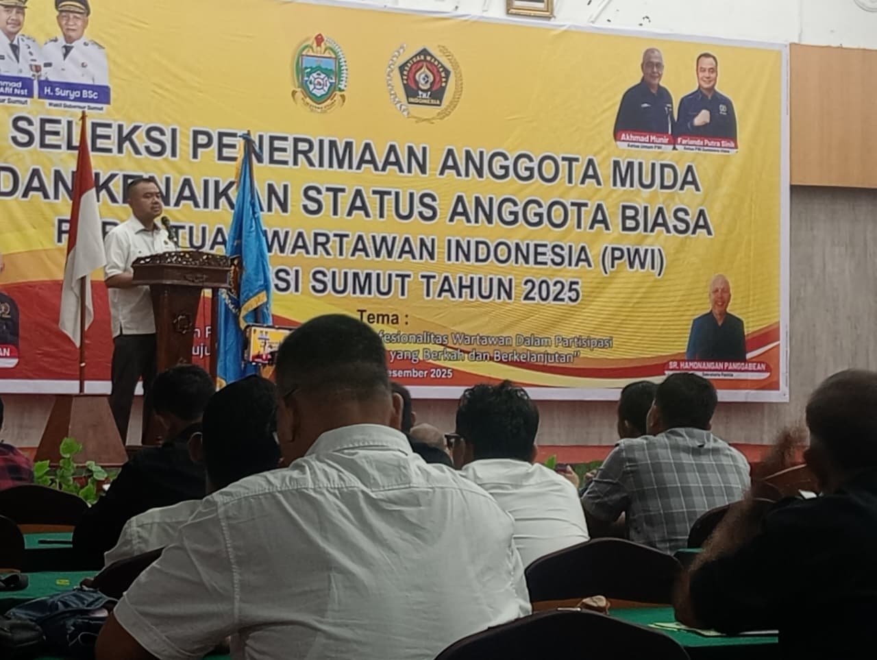 Ketua PWI Sumut, Farianda Putra Siniksaat memberikan sambutan di acara Ujian kenaikkan tingkat anggota PWI Sumut.