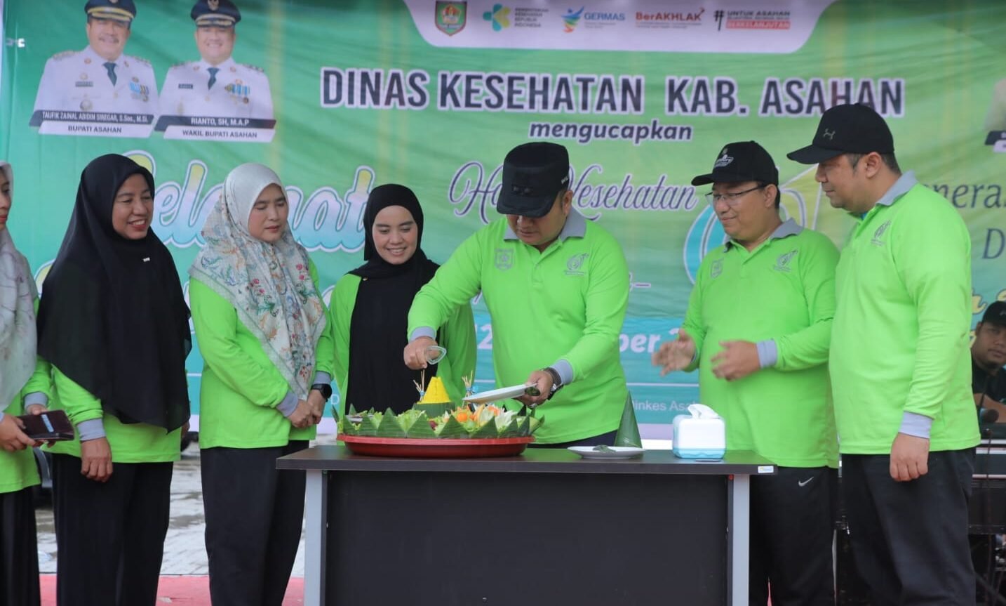 Rianto potong nasi tumpeng di acara Peringatan HKN ke-61