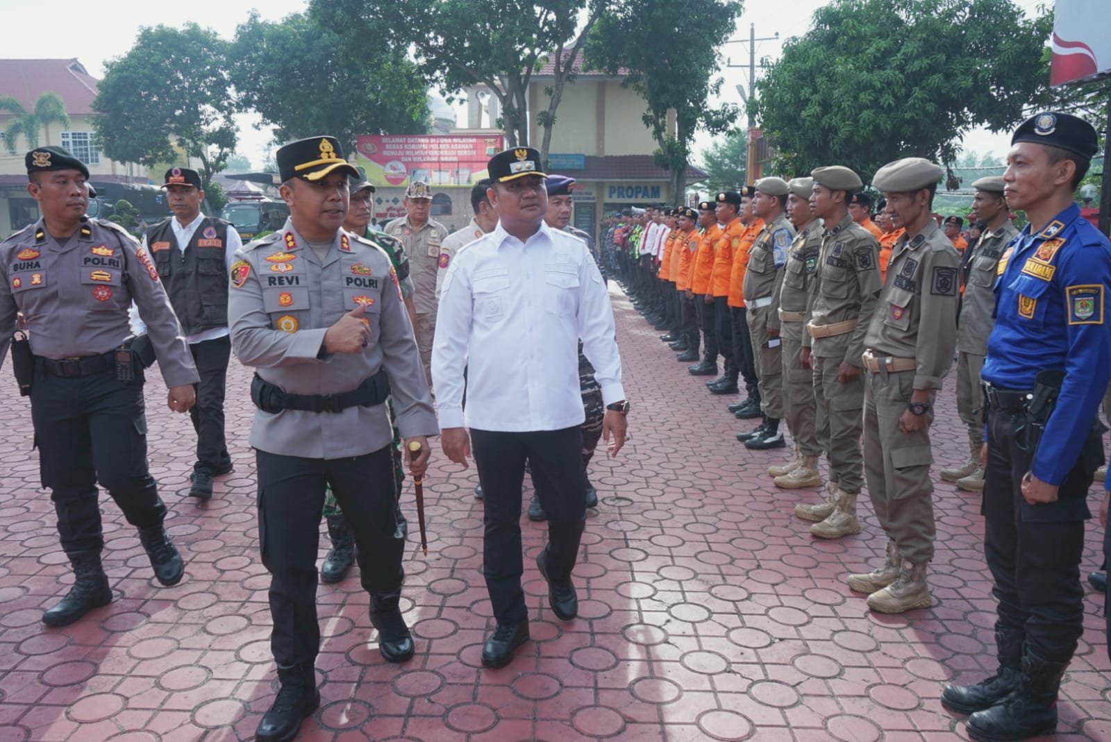 Kapolres Asahan AKBP Revi Nurvelani bersama Rianto periksa pasukan.