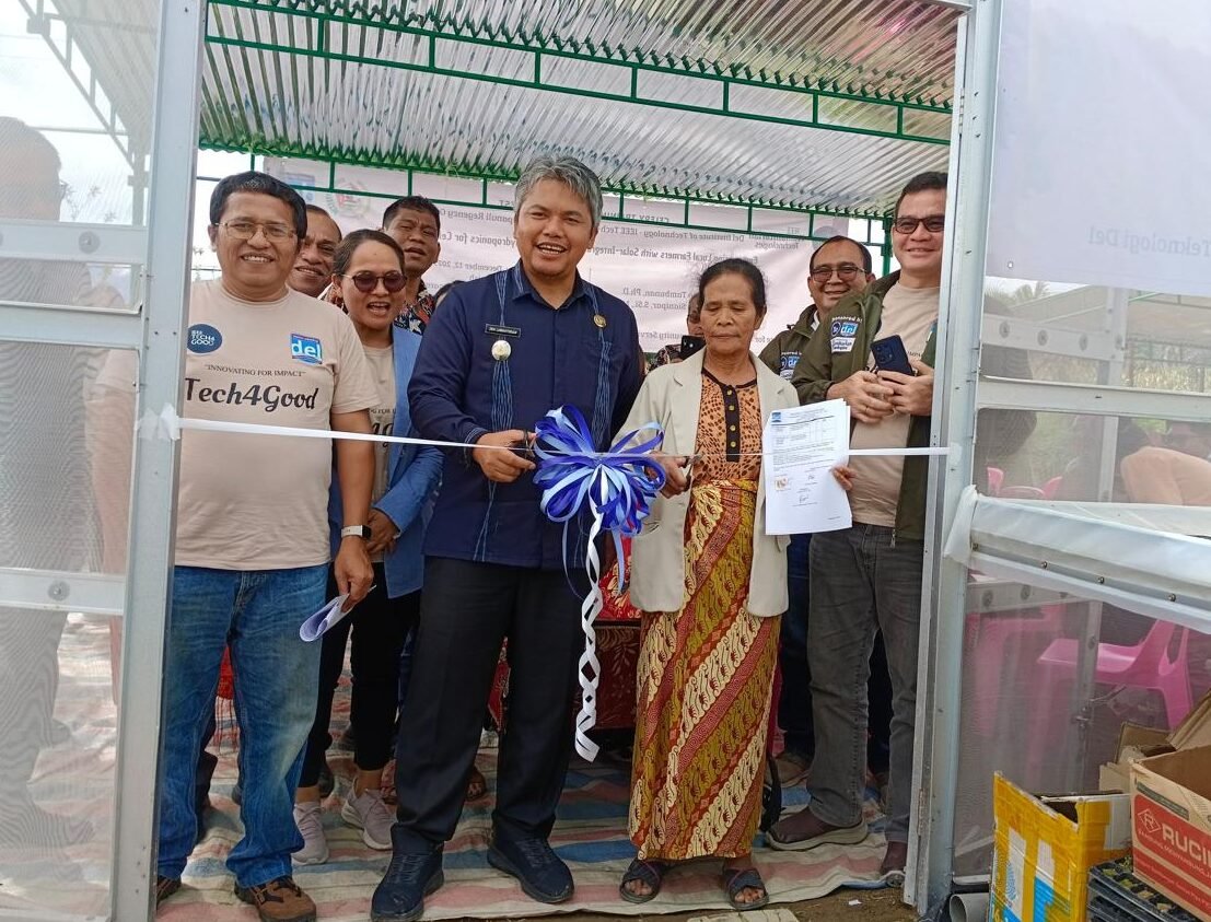 Wabup Taput Deni Lumbantoruam meresmikan Green House loT di Pagaran..