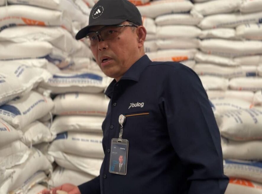 Wakil Direktur Utama Perum Bulog, Mayjen (Purn) TNI Marga Taufik melakukan pengecekan dan memastikan langsung kondisi dan kesiapan stok pangan