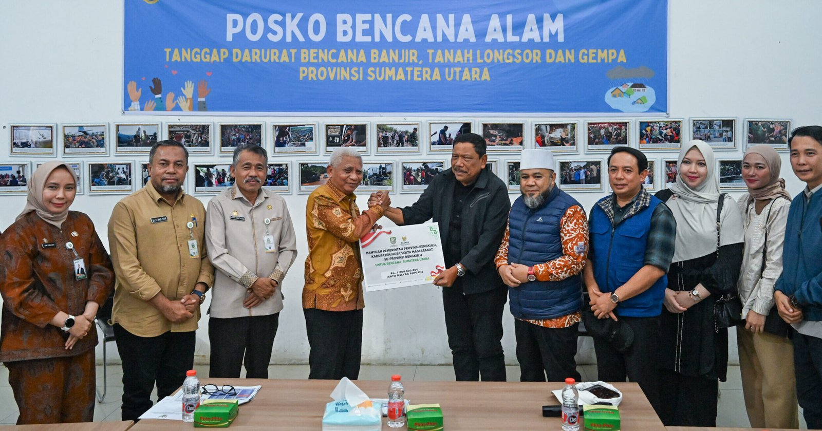 Wakil Gubernur Sumut Surya menerima bantuan kemanusiaan dari Pemerintah Provinsi Bengkulu untuk korban terdampak banjir dan longsor di Sumut, yang diserahkan langsung oleh Gubernur Bengkulu Helmi Hasan dan Wakil Gubernur Bengkulu Mian di Posko Tanggap Bencana Pemprov Sumut, Jalan AH Nasution, Medan, Jum'at (12/12/2025).