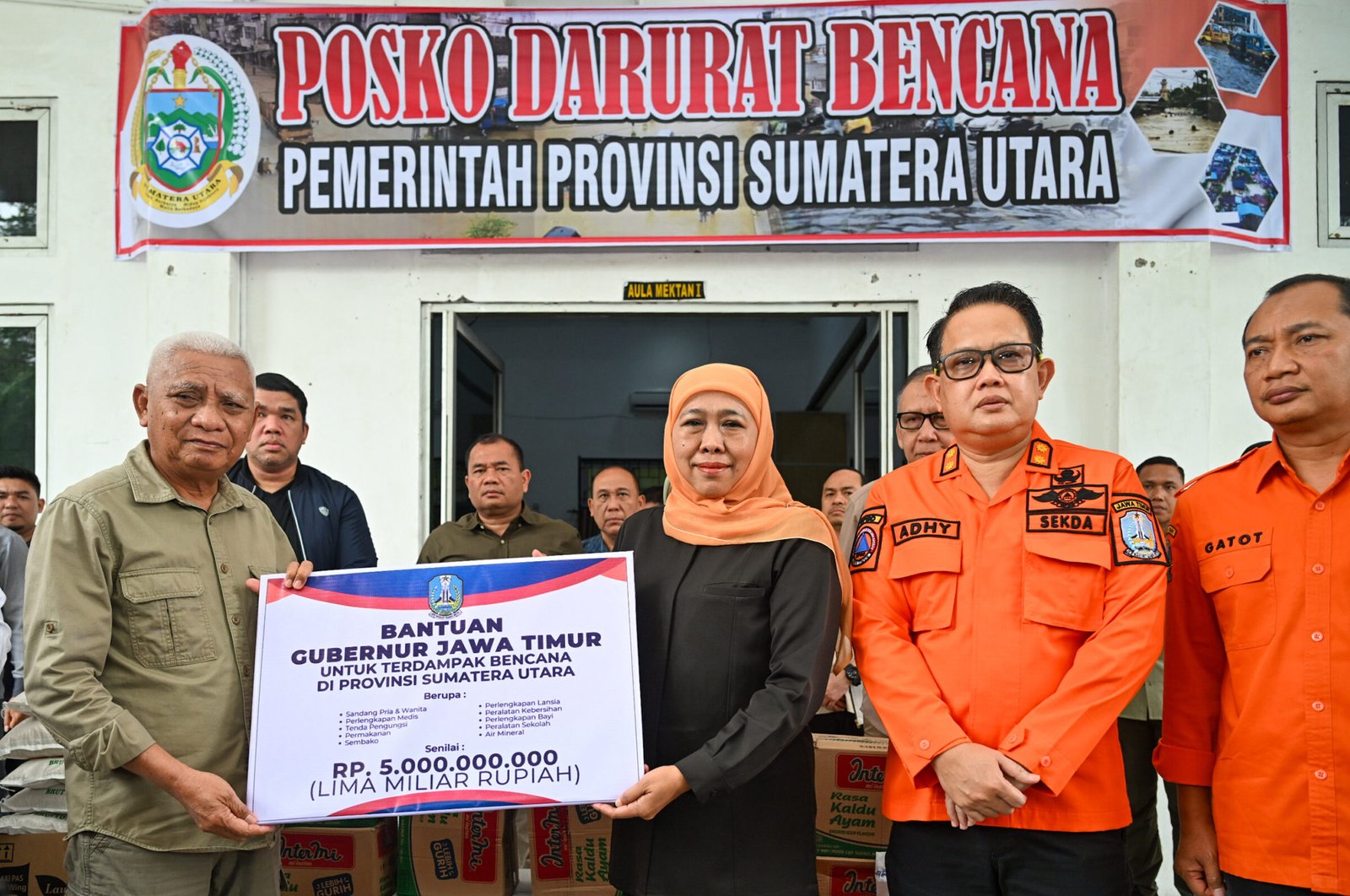 Wakil Gubernur Sumut, Surya menerima kedatangan Gubernur Jawa Timur Chofifah Indar Parawansa dalam rangka menyerahkan bantuan untuk Masyarakat Sumatera Utara yang terdampak banjir di Posko Darurat Bencana Provinsi Sumut, Jalan AH Nasution, Medan, Minggu (30/11/2025)