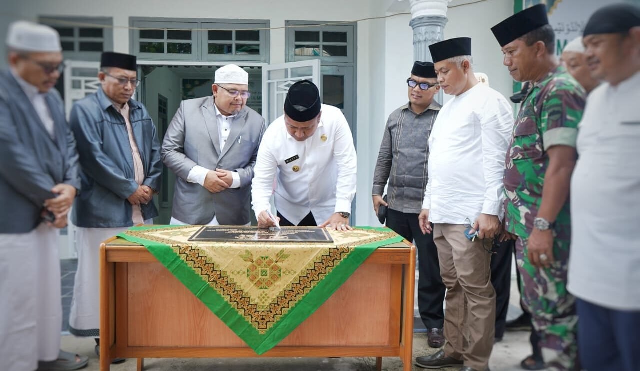 Rianto tandatangani prasasti peresmian Gedung Markaz Bina Ulama MUI Kabupaten Asahan.