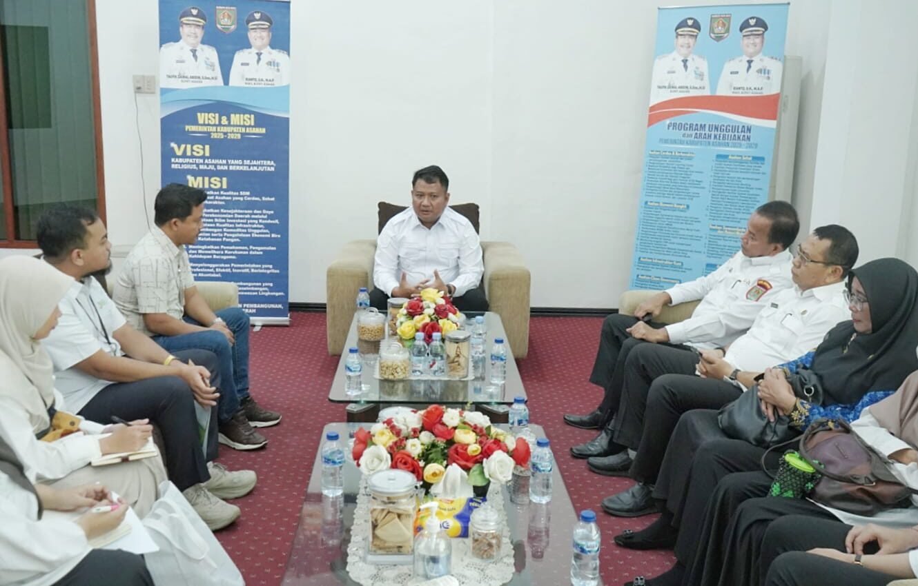 Wakil Bupati Asahan Rianto saat menerima kunjungan staf Direktorat Ketersediaan Pangan Bappenas.