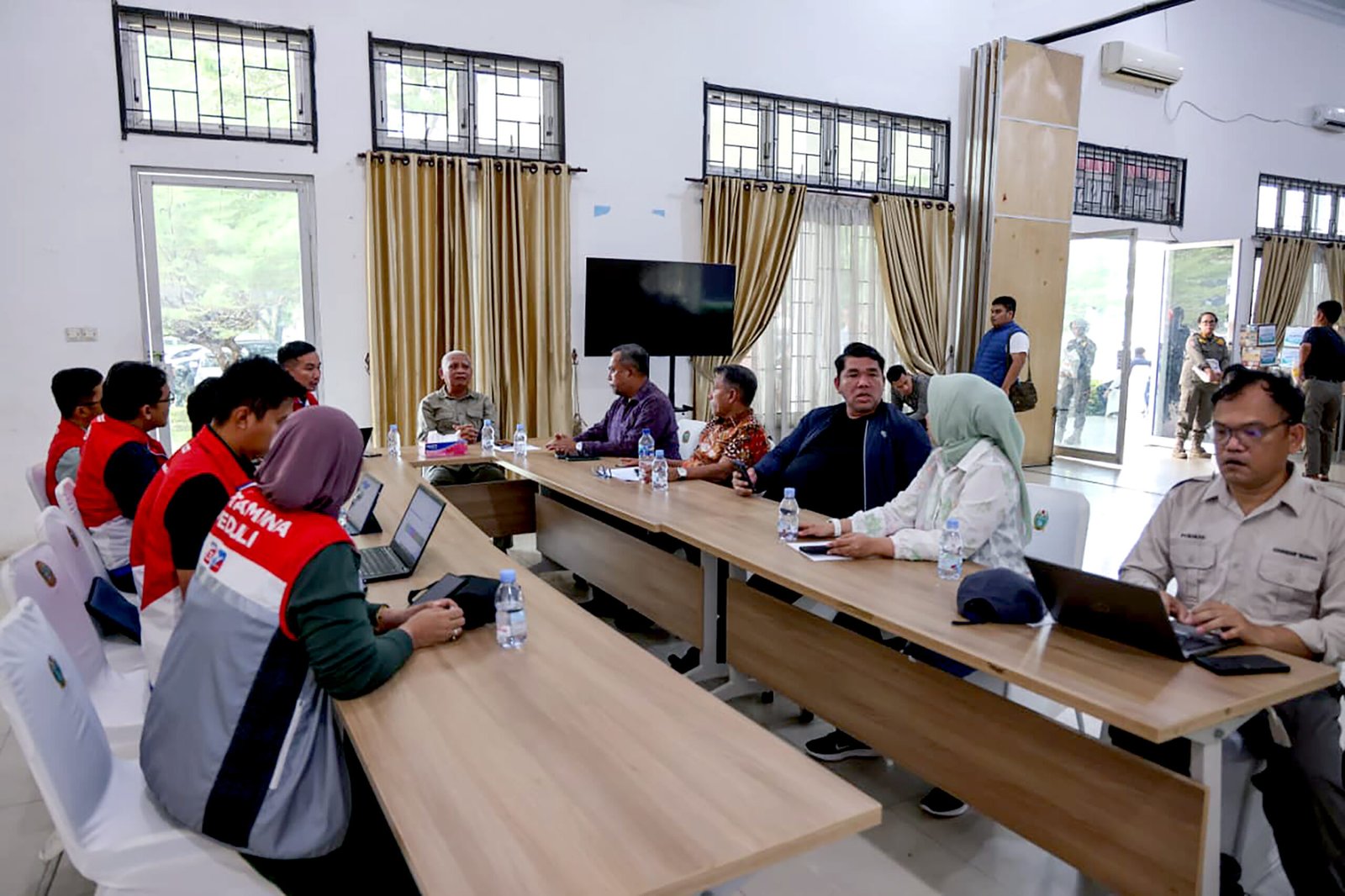 Wakil Gubernur Sumut Surya berkoordinasi dengan Pertamina Patra Niaga tentang persoalan BBM yang langka, di Posko Tim Tanggap Darurat Bencana Sumut, Gedung Bakti Kwarda Sumut, Jalan AH Nasution, Medan, Minggu (30/11/2025).