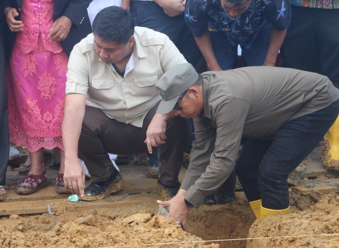 Mendagri Tito Karnavian dan Menteri Perumahan Maruarar Sirait meresmikan 103 rumah hunian tetap untuk korban bencana banjir di Taput..