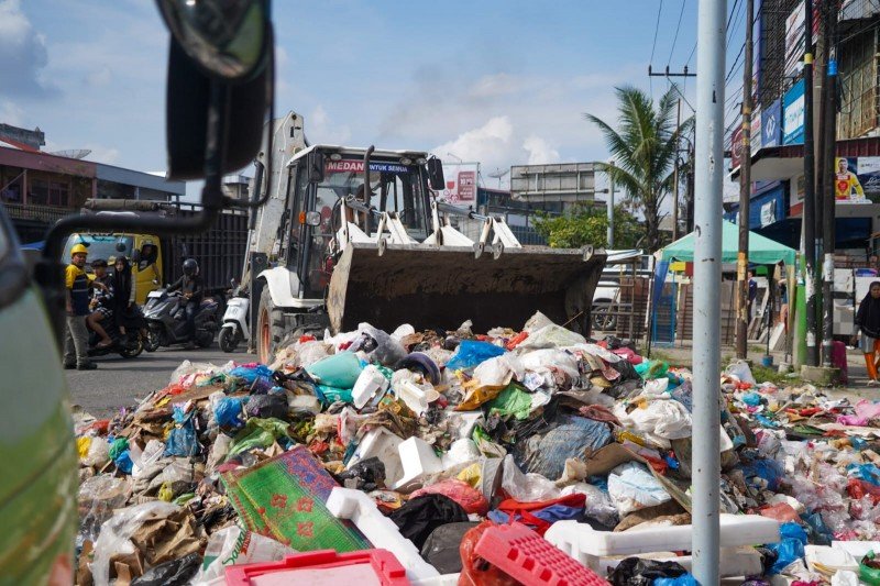 Salah satu tempat pembuangan sampai di kawasan pemukiman.