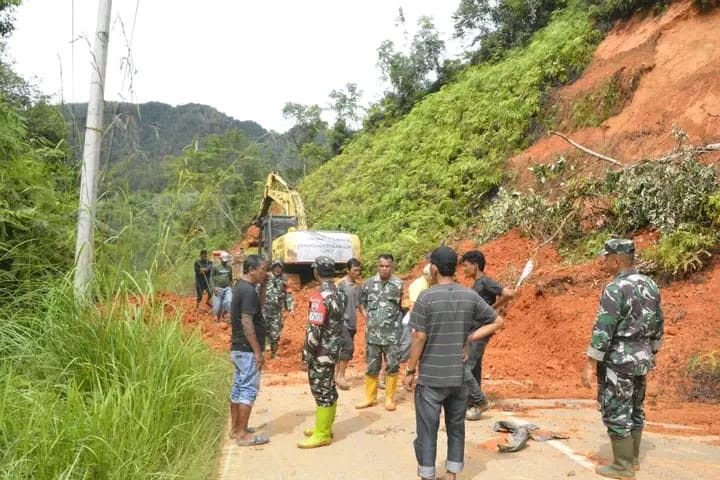 Danrem 023/KS saat mengerahkan alat berat di Kecamatan Tapian Nauli Tapteng untuk percepatan tanggap darurat, Senin (8/12/2025).