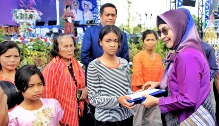 Ketua TP PKK Simalungun saat berikan tali kasih dan bingkisan Natal kepada anak yatim.