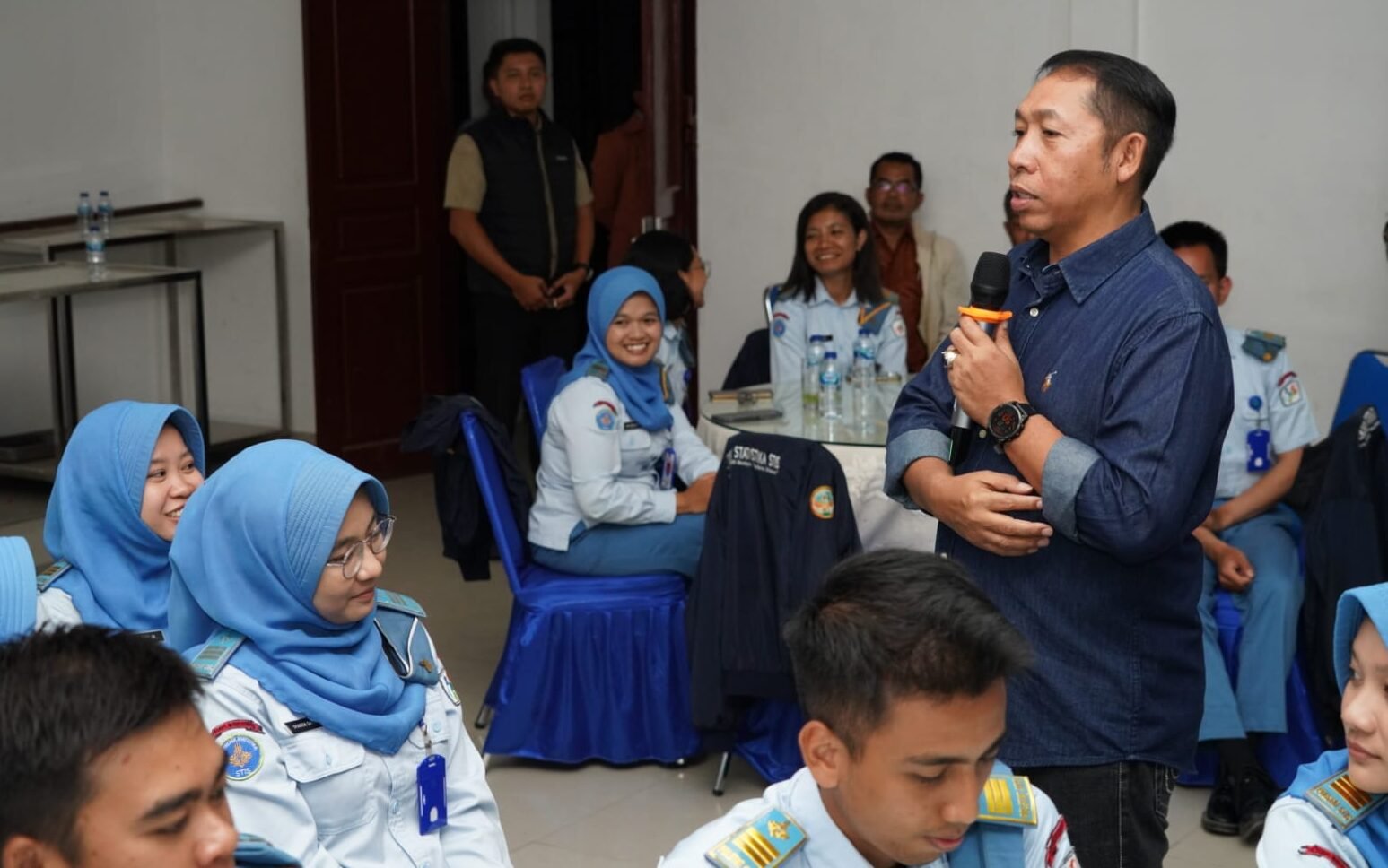 Bupati JTP Hutabarat memaparkan berbagai hal terkait bencana alam Taput kepada rombongan mahasiswa STIS dan BPS.