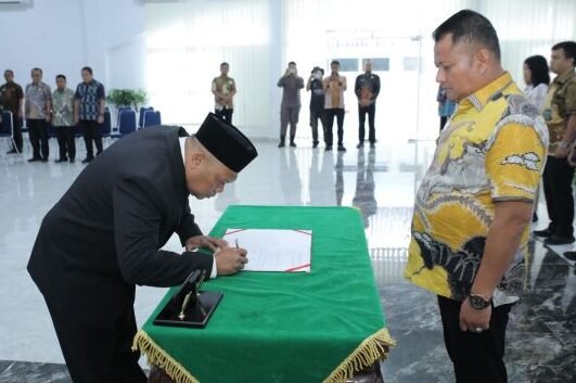 Ketua KPAD Kabupaten Asahan terpilih masa jabatan 2026–2030, Awaluddin tanda tangani Berita Acara pelantikan.
