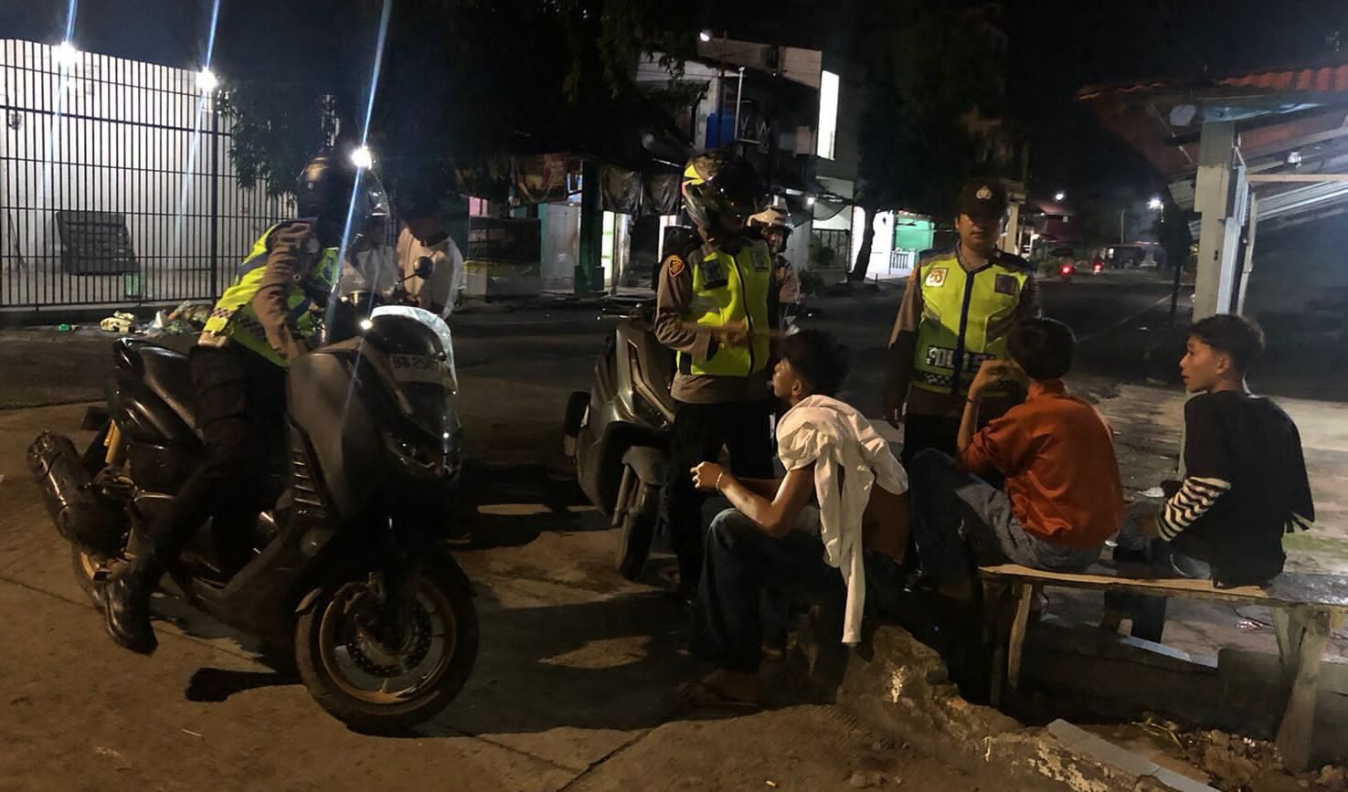 Personil Pos Yan Simpang Lima Polsek Sambas saat melaksanakan patroli dialogis di wilayah hukum Polres Sibolga, Kamis (01/01/2026).