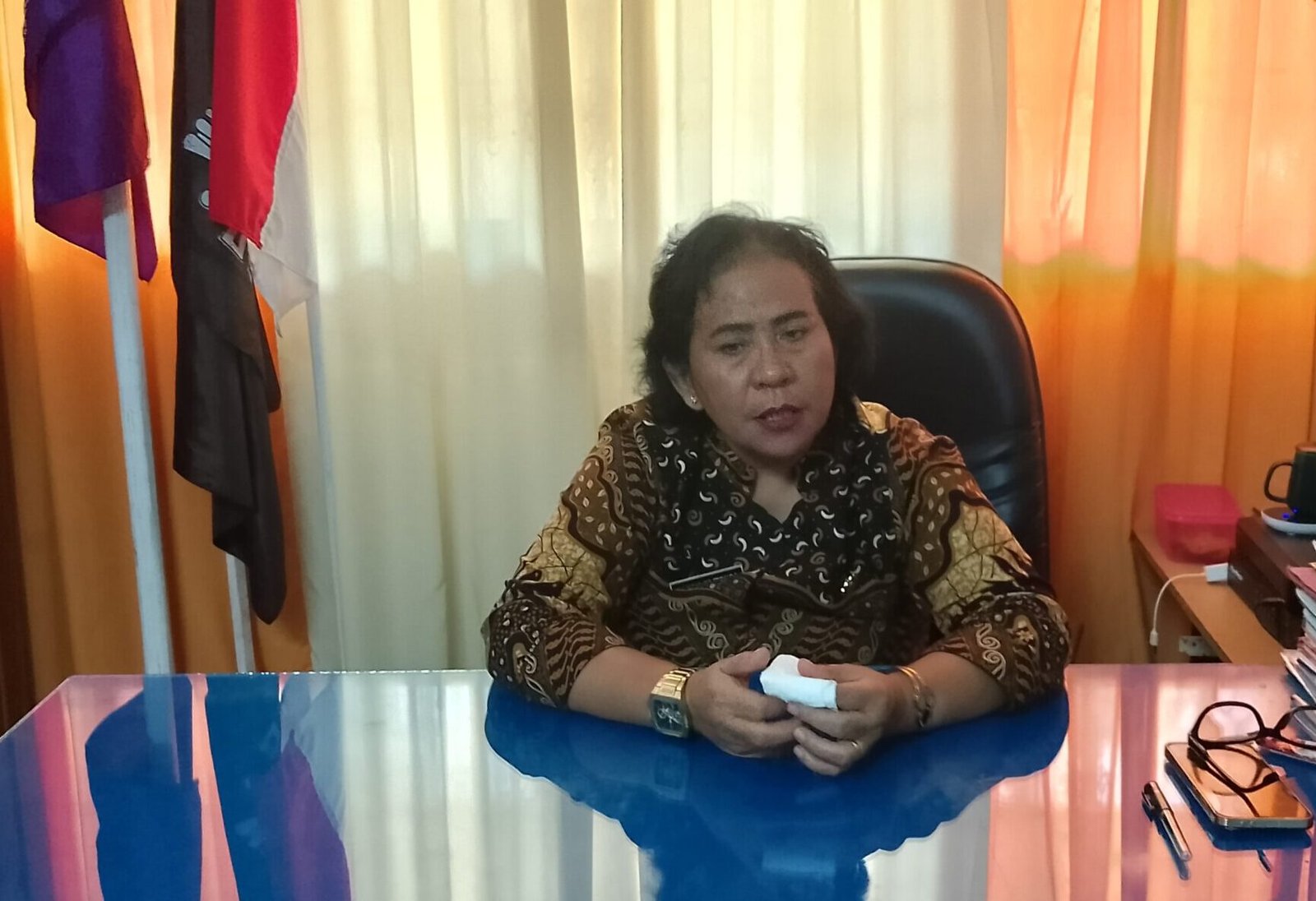 Kepala Sekolah SMAN 2 Sibolga Samsia Silitonga, S. Pd. MM saat menjelaskan ke awak media peristiwa yang merenggut nyawa siswanya diruang kerjanya, Senin (12/1/2026)