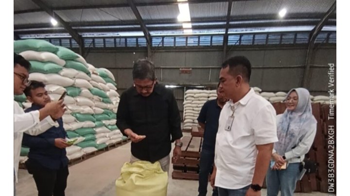 Setyanto Prihasto, Direktur Pengadaan Perum Bulog saat melihat gabah yang didampingi Budi Cahyanto, ​Pemimpin Wilayah Bulog Sumut di gudang Bulog Jalan Jemadi Medan Jumat (16/1/2026).