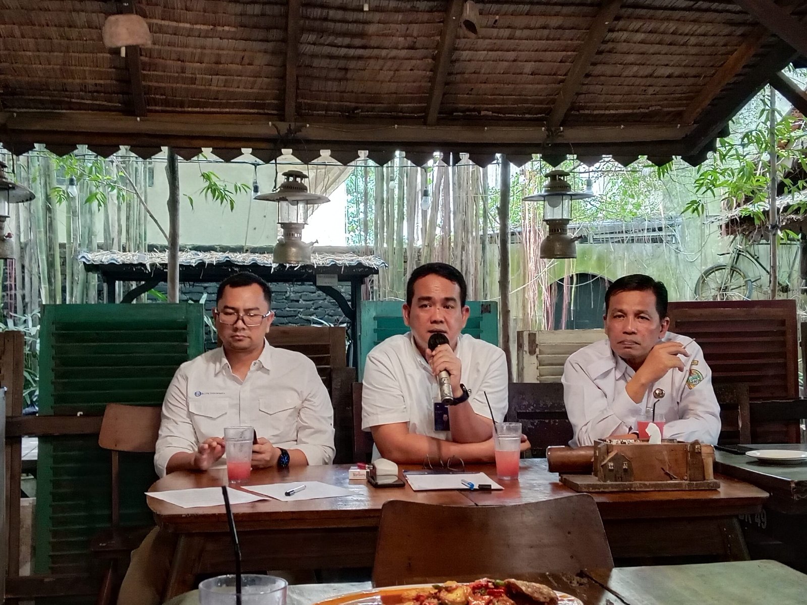 emimpin Wilayah Bulog Sumut, Budi Cahyanto( tengah) didampingi Fitra Kurnia, Kadis Perintah ESDM Sumut ( kanan) dan Abdul Kholik, Deputi Direktur Bank Indonesia Kantor Sumut ( kiri) saat memberikan keterangan pada wartawan 