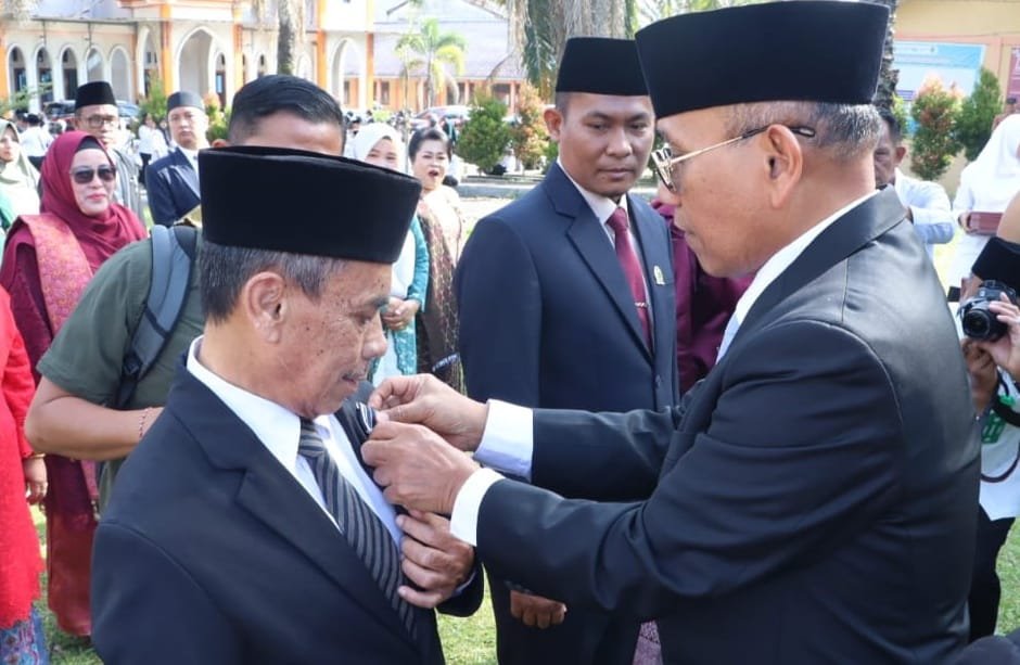 Bupati Anton Saragih saat sematkan SatyaIancana kepada sebanyak 51 pegawai Kemenag Kabupaten Simalungun. 