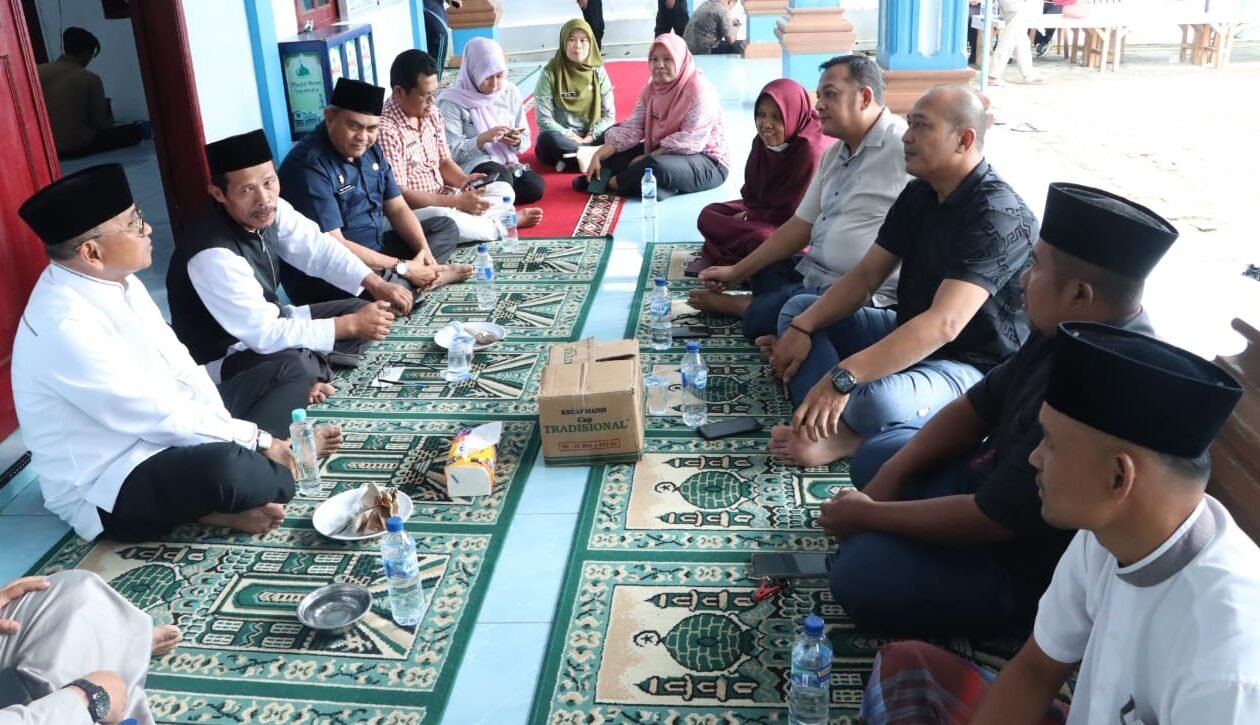 Bupati Simalungun, Dr H Anton Achmad Saragihsaat makan bersama jamaah Masjid Ilham Sigundaba . 