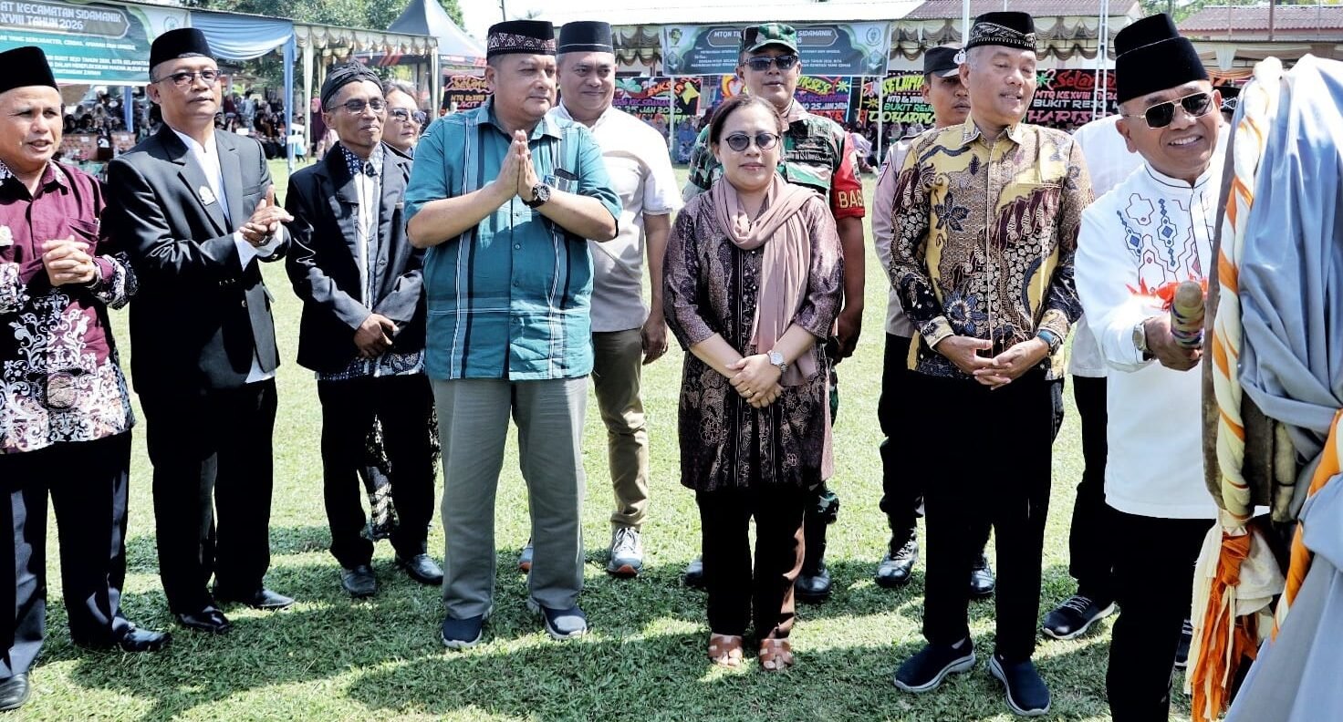 Bupati Simalungun pukul beduq tanda dibuka MTQN Ke-18 Tingkat Kecamatan Sidamanik Tahun 2026.