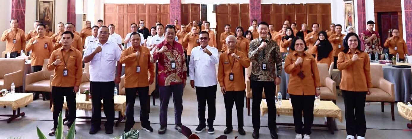 Bupati Tapteng Masinton Pasaribu, SH, MH foto bersama usai menghadiri rapat pimpinan Kepala BPS Kabupaten/Kota Se-Sumut di Ball Room Pia Hotel Pandan, Rabu (21/1/2026).