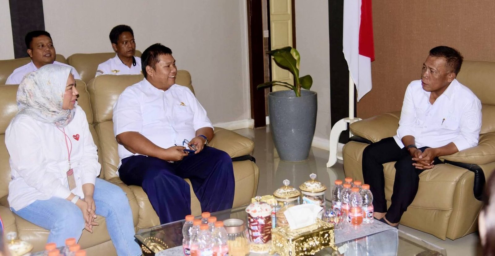 Bupati Tapteng Masinton Pasaribu, SH, MH saat menerima kunjungan area Manager Sumatera Aceh Lion Group dan kepala UPBU FL.Tobing diruang kerjanya, Rabu (21/1/2026).