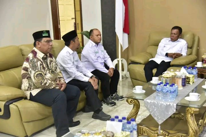 Bupati Tapteng Masinton Pasaribu, SH, MH saat menerima audensi Ketua IBTA Al Washliyah Sibolga-Tapteng beserta rombongan di ruang kerja Bupati, Rabu (7/1/2026).