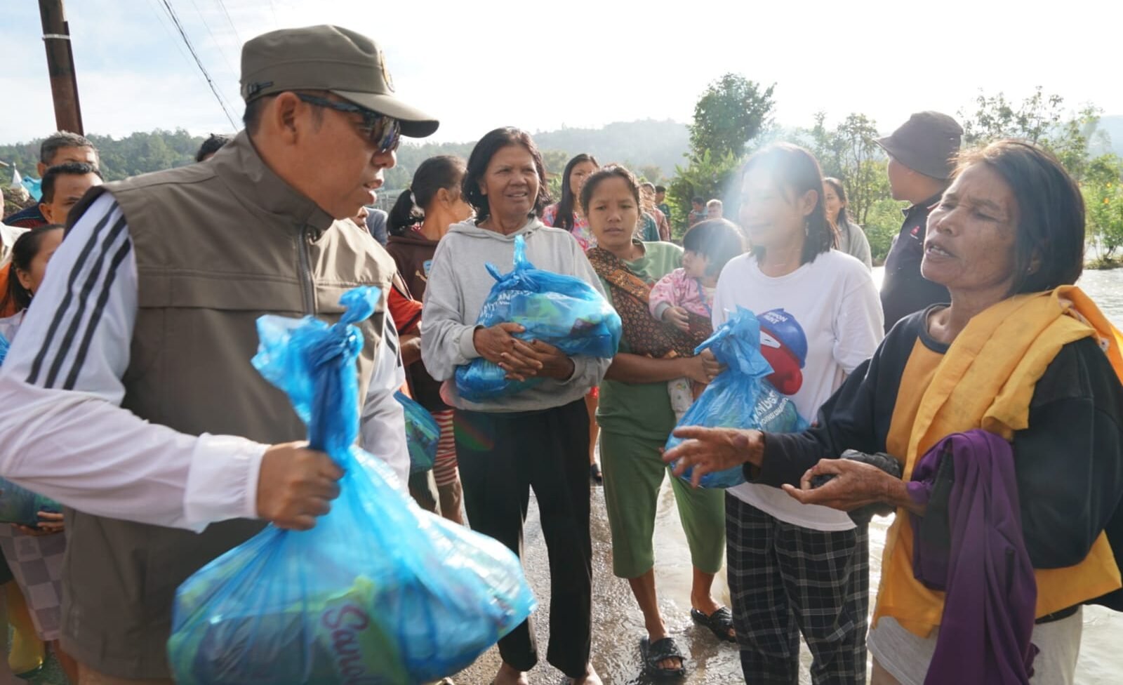Bupati Taput JTP Hutabarat menjelajah lokasi banjir dan rumah terdampak puting beliung di Desa Parbaju Julu dan Sipoholon
