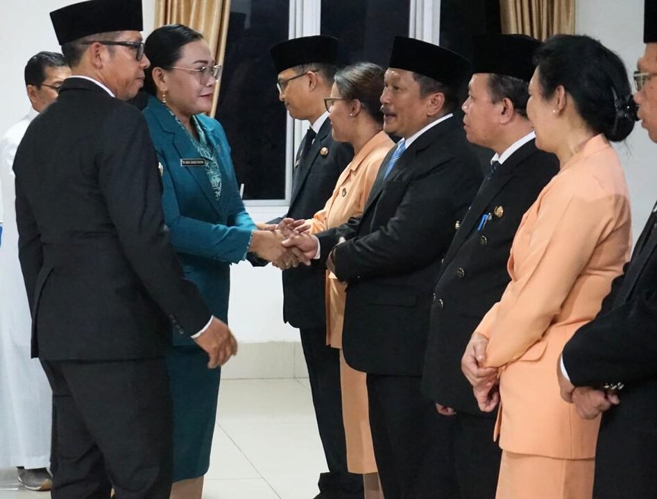 Bupati Taput lantik 21 pejabat termasuk 2 direktur, dan salah satu diantaranya mantan wakil bupati Taput Bangkit Silaban. 