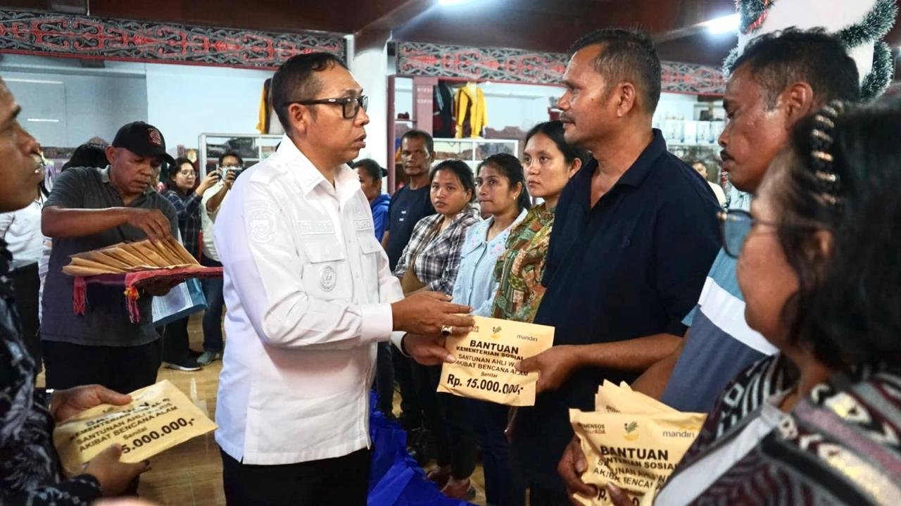 Bupati Taput JTP Hutabarat menyerahkan santunan Rp 15 juta per orang untuk korban bencana banjir/longsor tahun 2025 lalu.