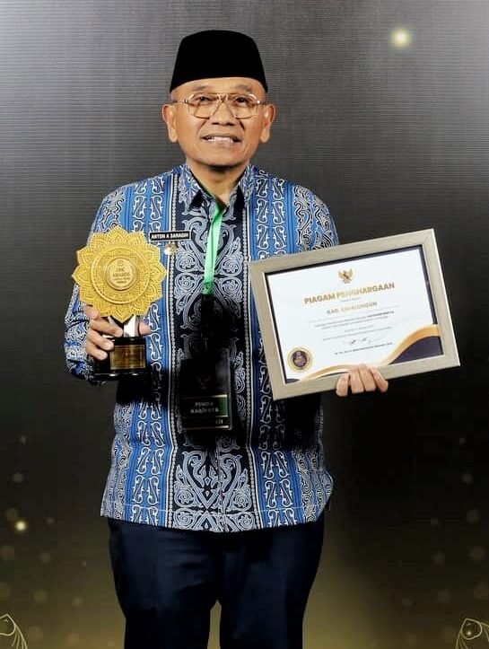 Bupati Simalungun, Dr. H. Anton Achmad Saragih, secara resmi menerima Penghargaan UHC kategori Pemerintah Level Madya.  *