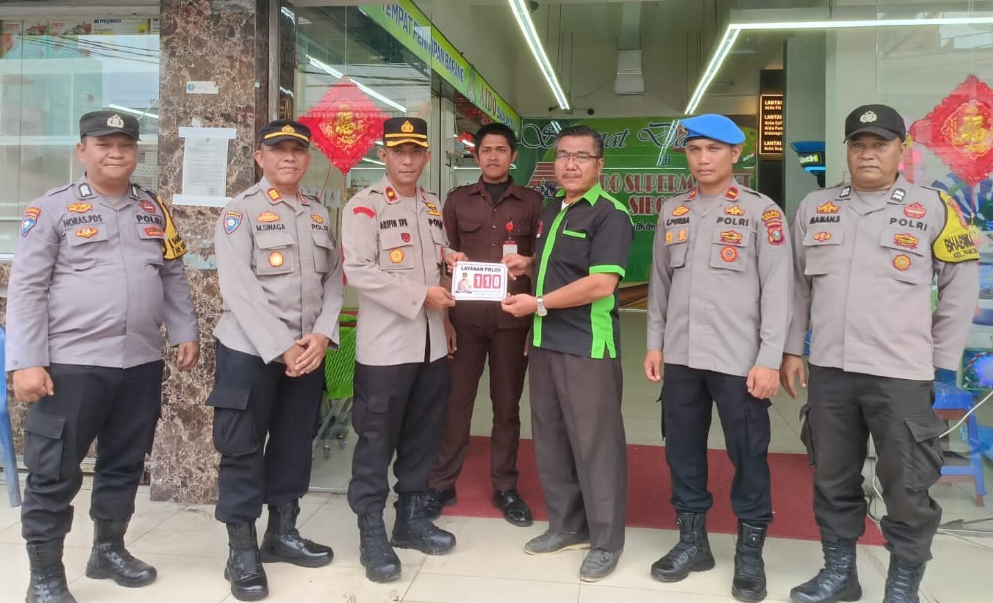 Personil Polres Sibolga saat mendata CCTV di salah satu swalayan di Kota Sibolga, Kamis (29/1/2026).