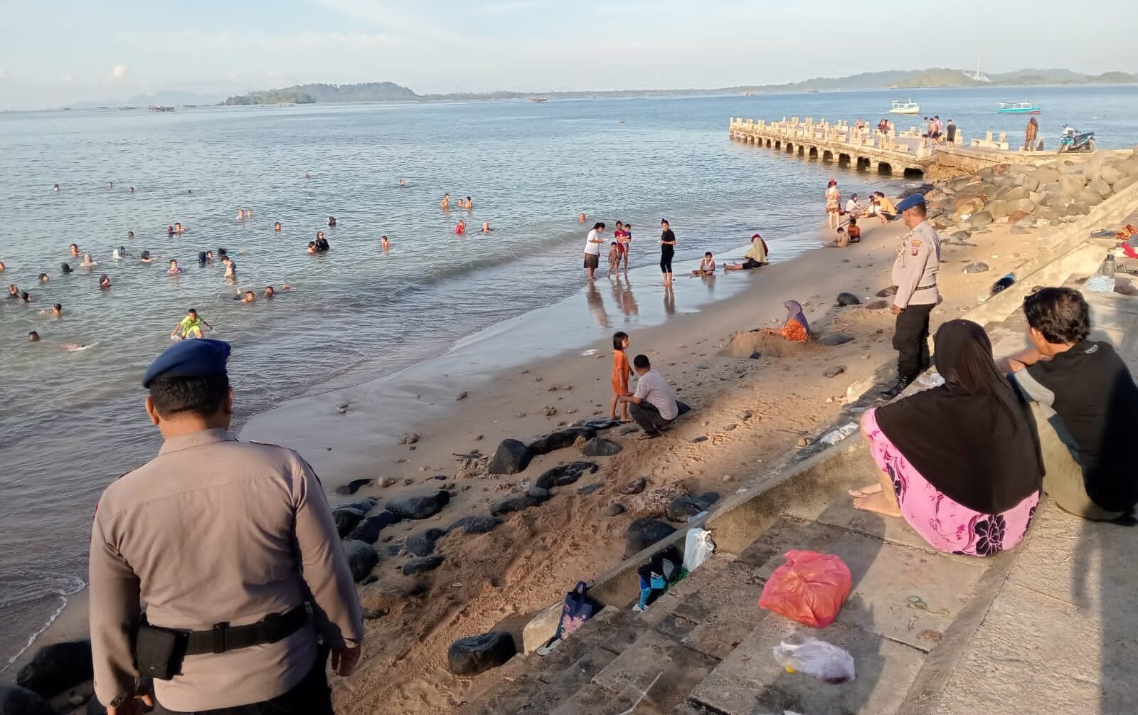 Personel Satpolairud Polres Sibolga saat monitoring aktivitas wisata pantai pelabuhan lama Sibolga, Minggu (18/01/2026).