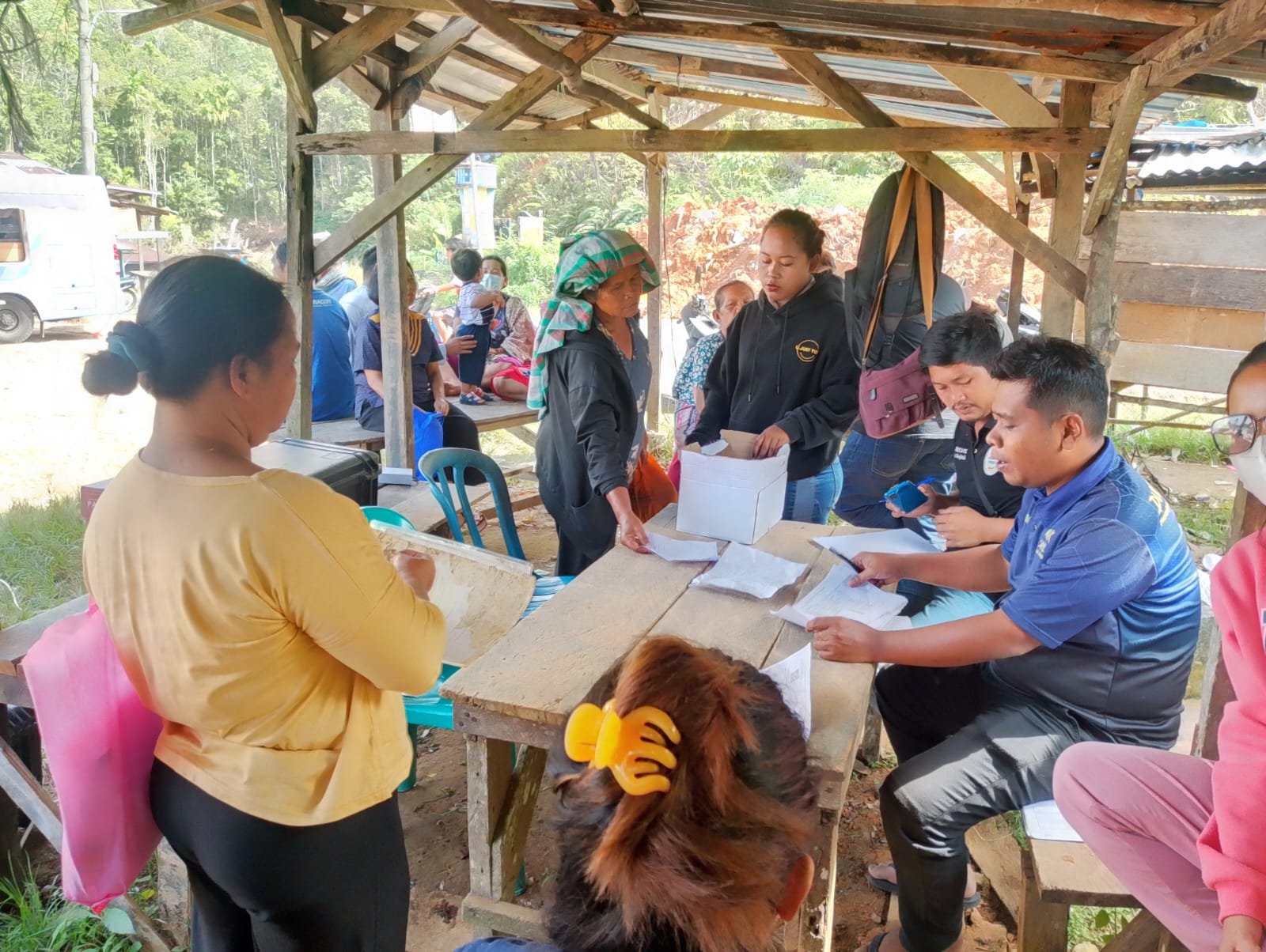 Dinas Dukcapil Tapteng saat memberikan pelayanan kepada warga korban bencana alam mengurus administrasi kependudukan di Balairung Simpang Rampa Kecamatan Sitahuis, Rabu (7/1/2026).