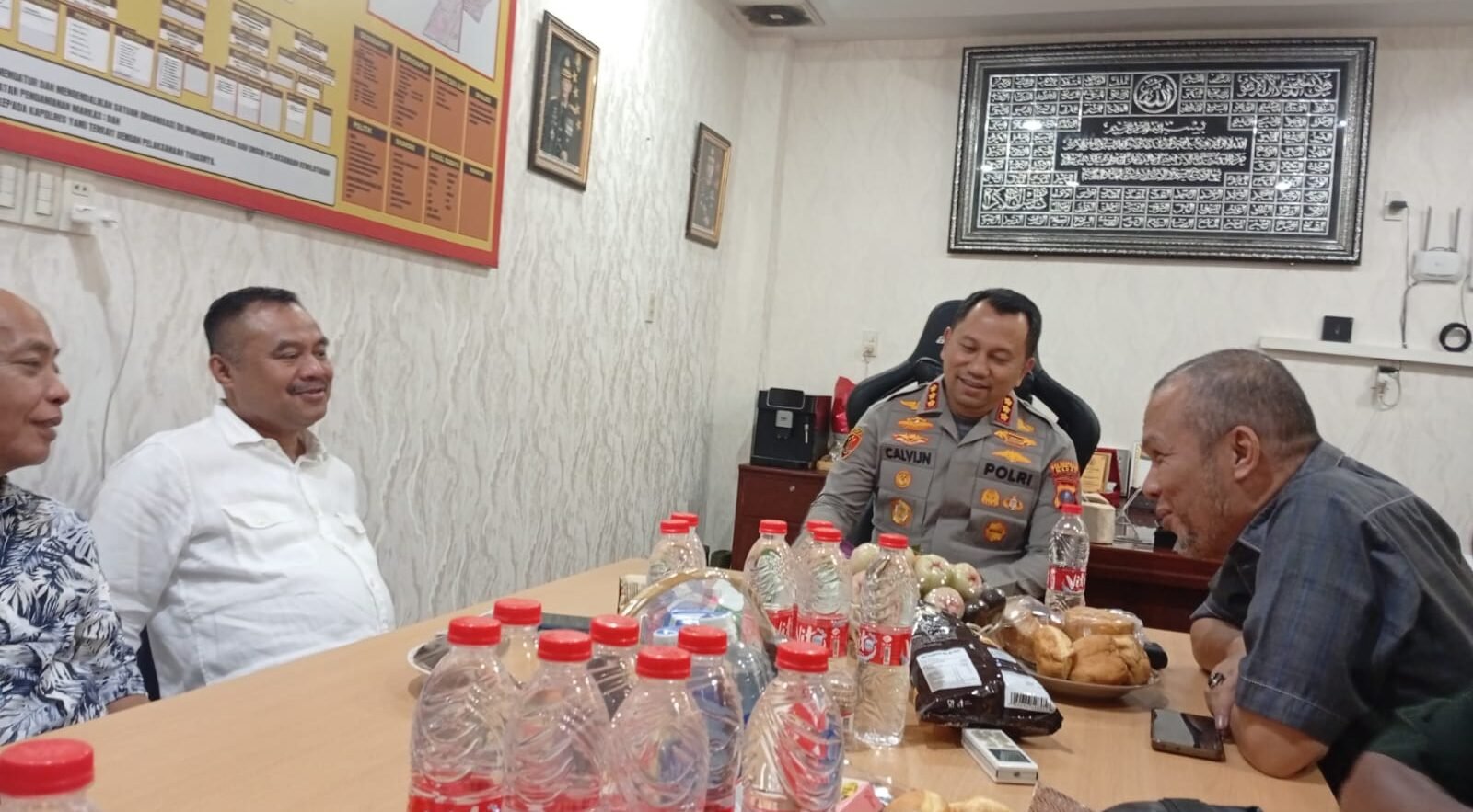 Kapolrestabes Medan Kombes Pol Dr. Jean Calvijn Simanjuntak SIK MH bersama Ketua PWI Sumut Farianda Putra Sinik, HR.Hamonangan Panggabean(Sekretaris) dan Rifki Waisan Ketua Bidang Organisasi PWI Sumut saat pertemuan di Polsek Medan Area.