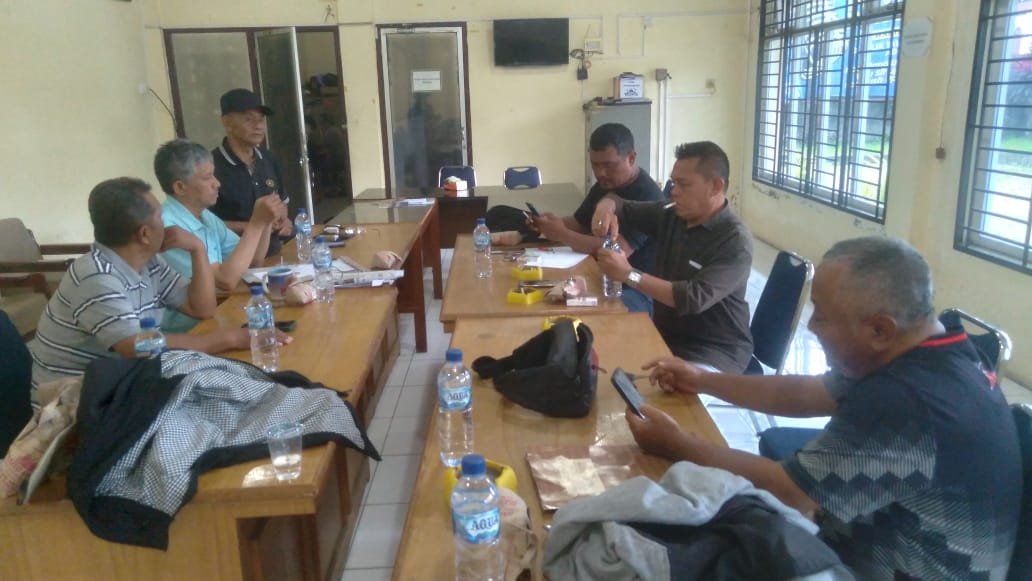 Suasana Rapat Panitia Pelaksana dalam membahas persiapan menghadapi Turnamen Domino PWI Sumut, Piala Kapolresta Medan, di gedung PWI Parada Harahap, Sabtu (17/1/2026)