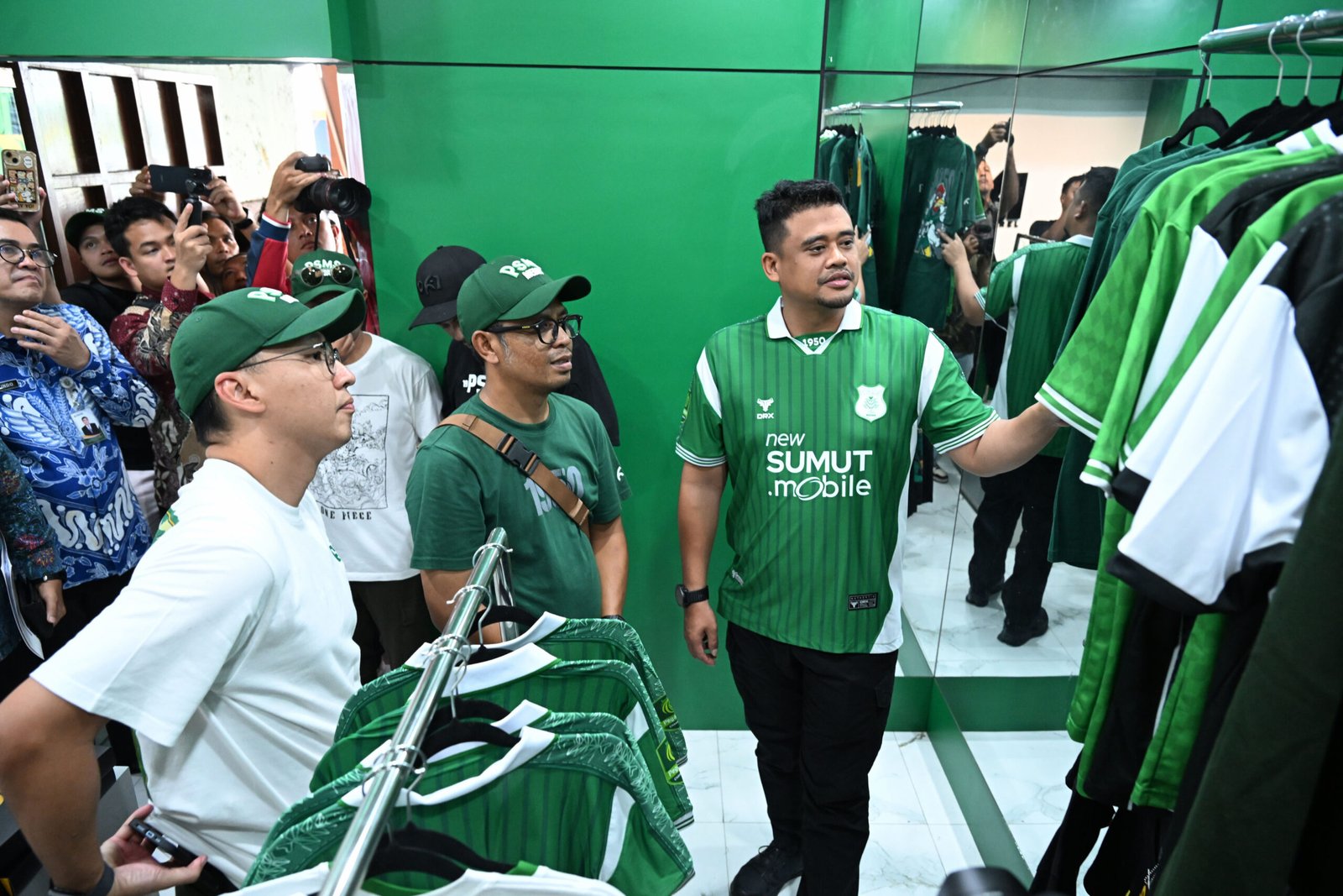 Gubernur Sumatera Utara (Sumut) Muhammad Bobby Afif Nasution didampingi sejumlah OPD, meninjau toko official merchandise PSMS Medan di Jalan Jenderal Ahmad Yani, Medan, baru-baru ini. 