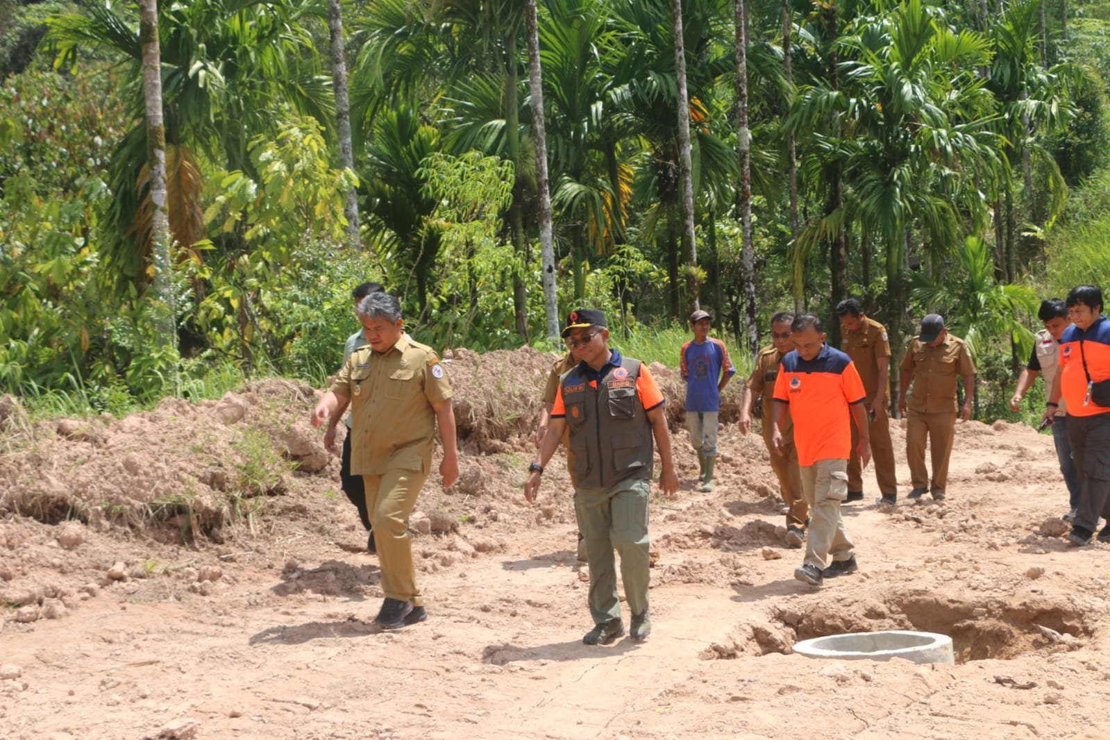 Direktur BNPB Agus Wibowo bersama Wabup Taput Deni Lumbantoruan meninjau lokasi di Sibalanga, dirangkai acara HUT BNPB. 