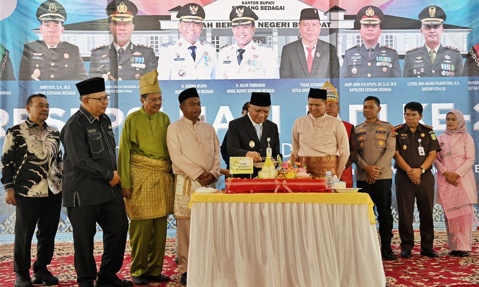 Wakil Gubernur Sumatera Utara (Sumut) Surya menghadiri Resepsi Hari Jadi Ke-22 Tahun Kabupaten Serdangbedagai,tampak Wagubsu sedang melakukan pemotongan Nasi Tumpeng yang berlangsung, di Halaman Kantor DPRD Kabupaten Serdangbedagai Jalan Lintas Medan - Tebingtinggi Seirampah, Rabu (7/1/2026).