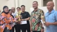 IMG-20260124-WA0090 Ketua IKWI Sumut Fadia Achri Yulan Farianda Putra Sinik, saat menyerahkan Piala kepada juara Berpasangan.