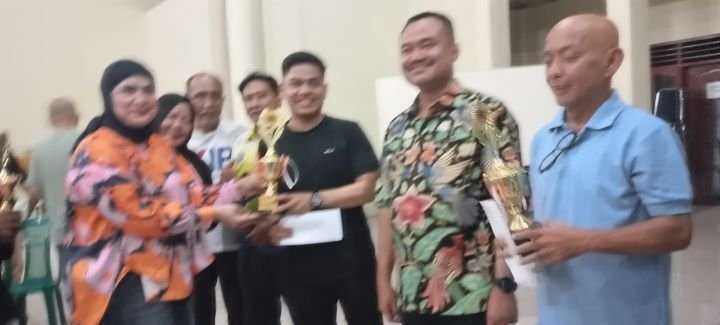 Ketua IKWI Sumut Fadia Achri Yulan Farianda Putra Sinik, saat menyerahkan Piala kepada juara Berpasangan.