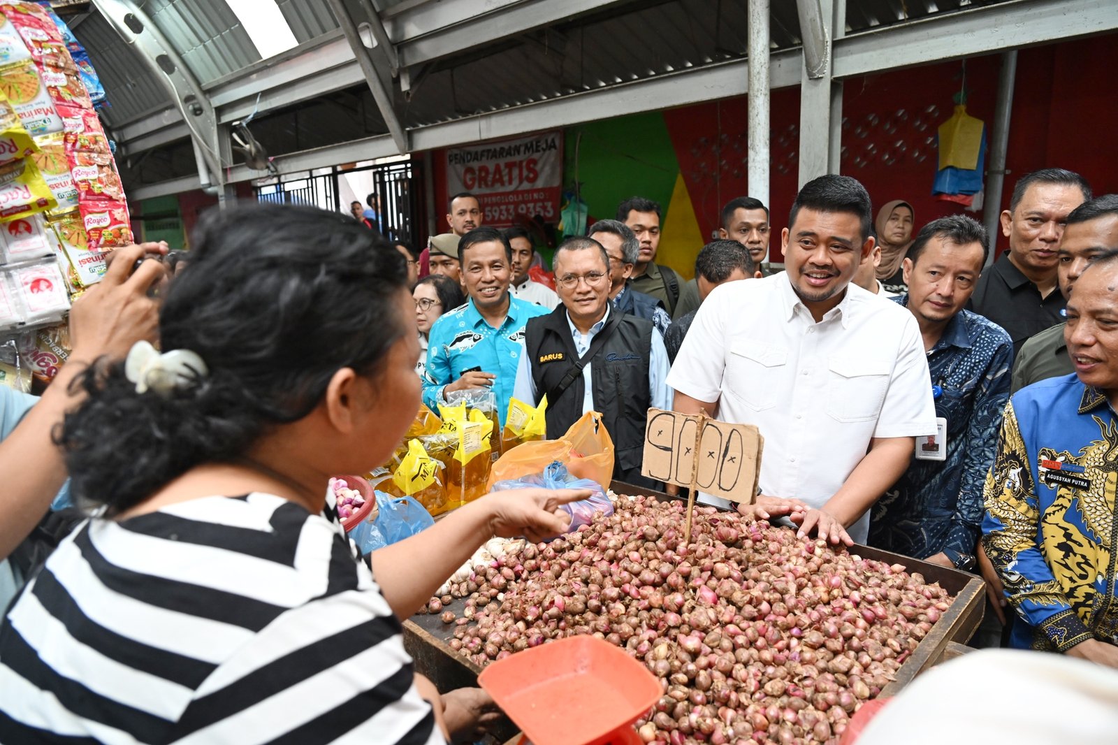 Gubernur Sumatera Utara (Sumut) Bobby Afif Nasution bersama Kepala Perwakilan Bank Indonesia (BI) Provinsi Sumatera Utara Rudy B. Hutabarat, dan sejumlah OPD melakukan sidak pasar dalam rangka menjaga ketersediaan pasokan dan stabilitas harga bahan pangan strategis menjelang Hari Besar Keagamaan Nasional (HBKN), Hari Natal Tahun Baru 2025 di Pasar Sukaramai Medan, baru-baru ini.