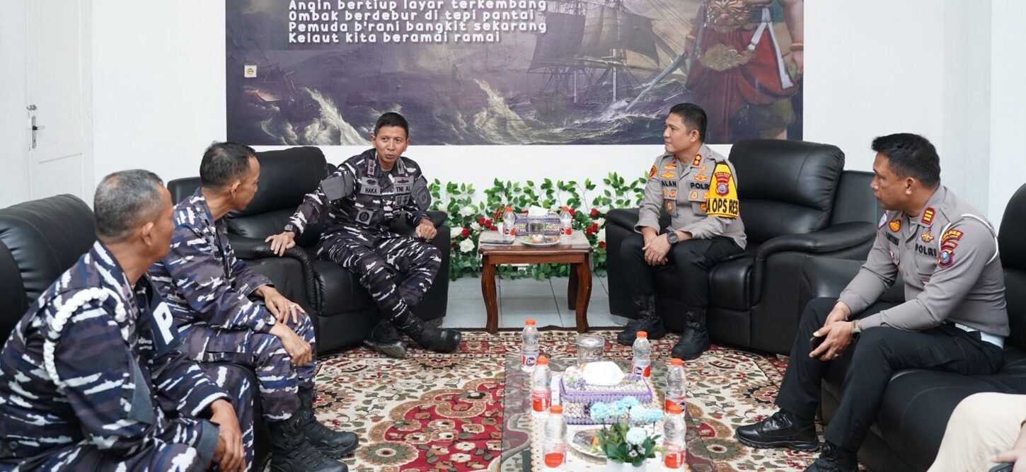 Kapolres Tapteng AKBP Muhammad Alan Haikel, S.K.M., S.I.K., M.I.K didampingi Kasat Lantas AKP Dela Antomi, SH saat berkunjung ke Mako Lanal Sibolga, Rabu (21/1/2026).